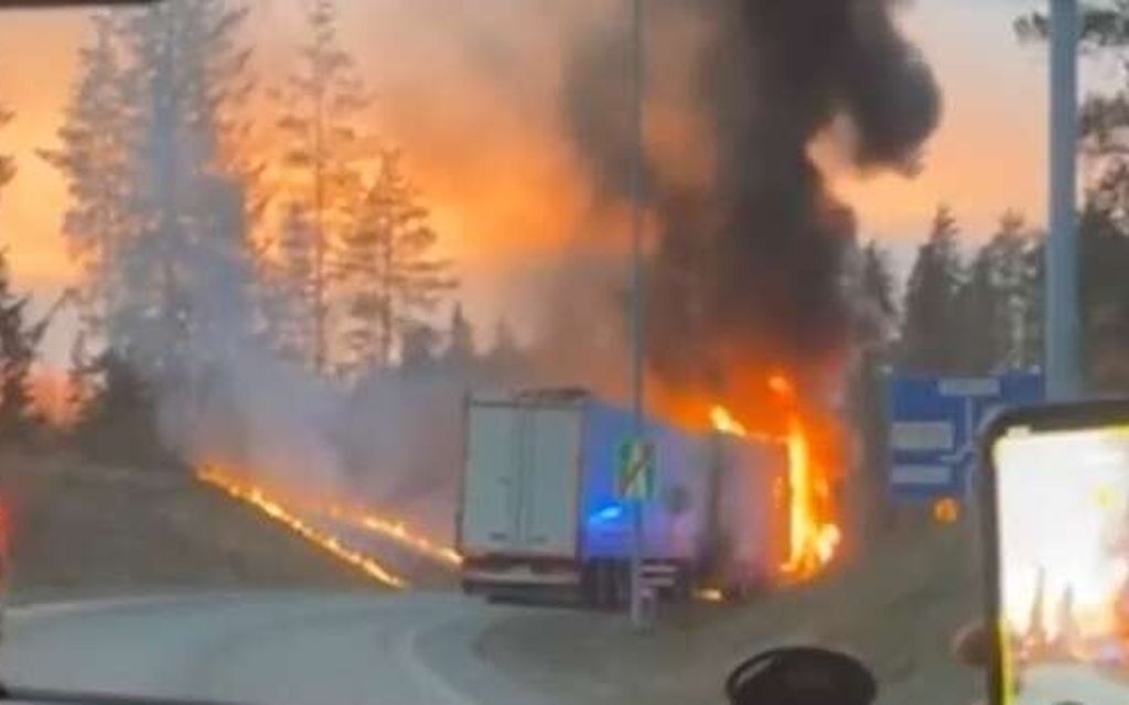 Rekka roihuaa ilmiliekeissä Nelostien kupeessa