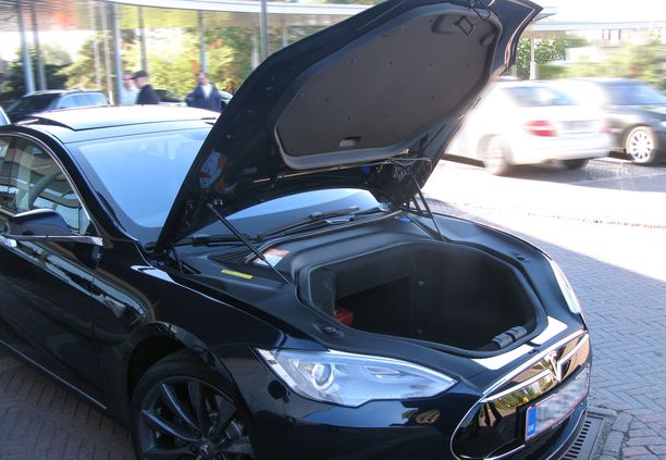 Model S -mallien salpamekanismissa on havaittuja puutteita, jotka Tesla korjaa.