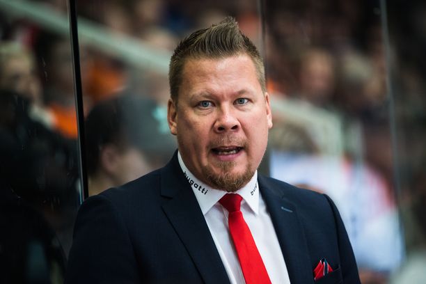 Jarno Pikkarainen nousi kakkosvalmentajan paikalta päävalmentajaksi, kun Ari-Pekka Selin sai potkut. 