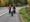 Jyväskyläläisen perheen vanhemmat polkevat sähköpyörällä. Kuvassa yksivuotias on kärryssä ja kolmevuotias liikkuu potkupyörällä.