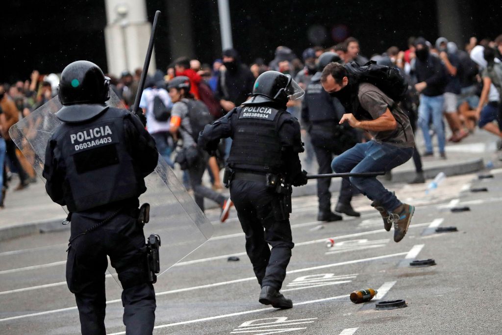 Mielenosoittajat tukkineet Barcelonan lentokentän täysin ja yli sata lentoa peruttu – suomalaismies: ”Täällä on ihan täysi kaaos”