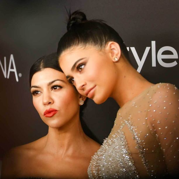 Ennen haluttiin samanlaiset huulet kuin Angelina Joliella - nyt himotaan Kardashianien huulia. Kuvassa Kourtney Kardashian ja Kylie Jenner.