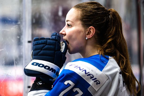 Susanna Tapani on naisten jääkiekkomaajoukkueen ykkössentteri, jolla ei tällä hetkellä ole seuraa, jossa saisi pelata.