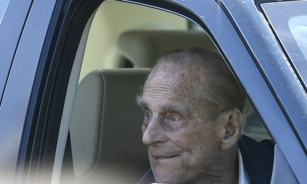 97-vuotias prinssi Philip ei vähästä hätkähdä - kaasutteli tuliterällä Land Roverilla vain pari päivää kolarin jälkeen yksin ja ilman turvavyötä