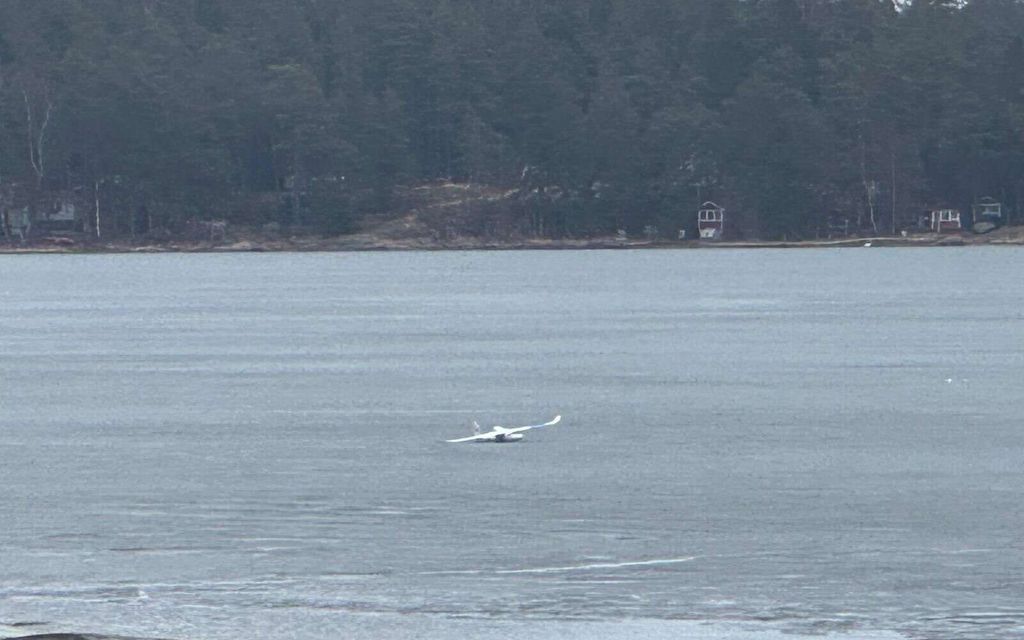 Poliisi­operaatio lennokin takia jäällä Espoossa  – Asiantuntija IL:lle: kyseessä harrastaja­lennokki