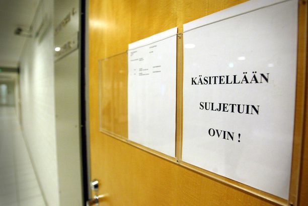 Oulun käräjäoikeus käsitteli raiskaussyytteitä ja väkivallantekoja suljetuin ovin. Kuvituskuva salin ovelta.