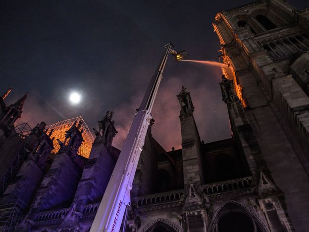 Pariisin Notre Damen katedraalin tulipalo saatiin hallintaan varhain tiistaina.