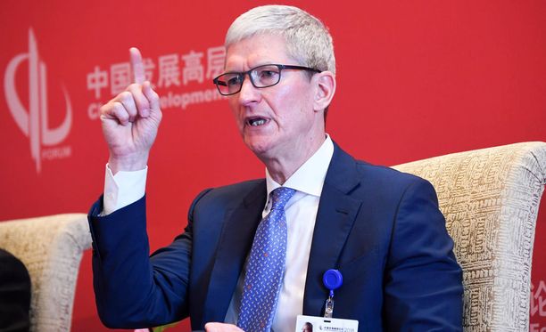 Applen toimitusjohtaja Tim Cook otti kantaa Facebookin ympärillä vellovaan kohuun lauantaina Pekingissä.