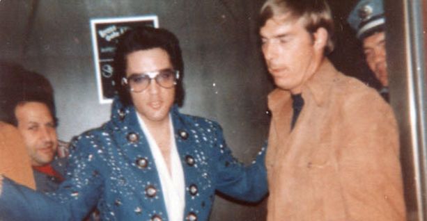 Suomeen saapuva Dick Grob (oikealla) kuului Elvis Presleyn absoluuttiseen lähipiiriin.