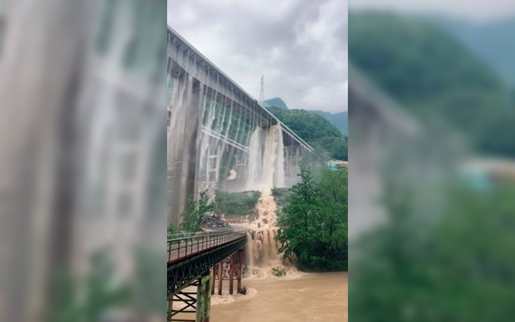 Rankkasateet muuttivat sillat vesi­putouksiksi Kiinassa