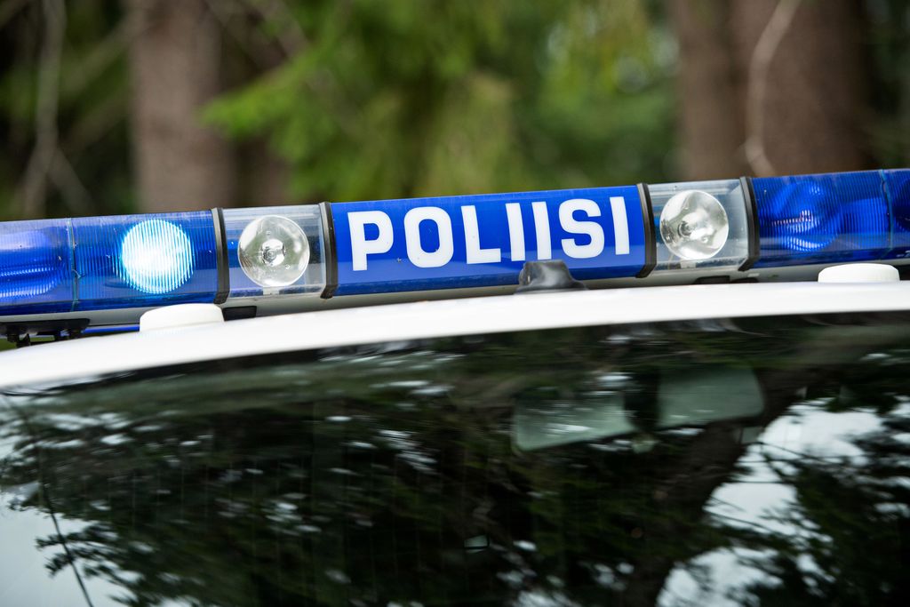 Henkilöauto törmäsi suurella nopeudella pakettiautoon Helsingissä – kolme ihmistä sairaalaan