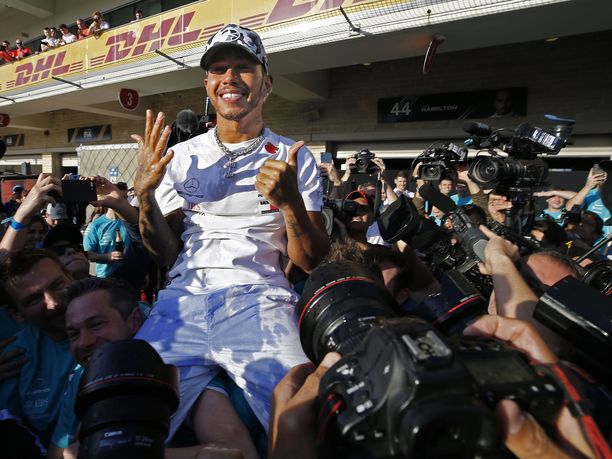Lewis Hamilton tarvitsee jo kahden käden sormia näyttääkseen maailmanmestaruuksiensa lukumäärän.