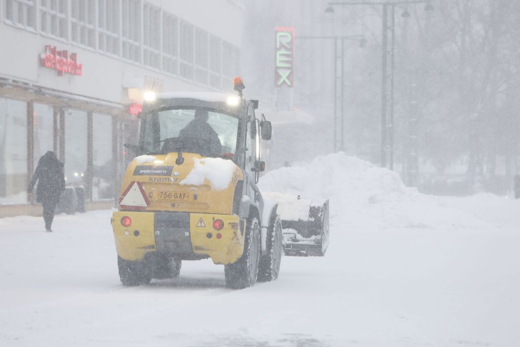 Tällainen lumikurmotus pyyhkii Suomen yli – ajokeli erittäin huono, myös jalankulkijoille varoituksia