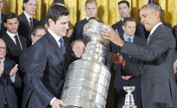 Piitsburgh-kippari Sidney Crosby nosteli Stanley Cupia Barack Obaman kanssa Valkoisessa talossa viime kesänä.