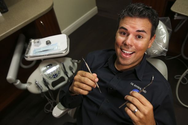 Gil Rivera on työskennellyt jo 18 vuotta Tampa Bay Lightningin hammaslääkärinä.