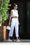 Kendall Jenner puki valkoista päästä päähän. Birkenstockit näyttävät raikkailta mukavassa shoppailuasussa! 