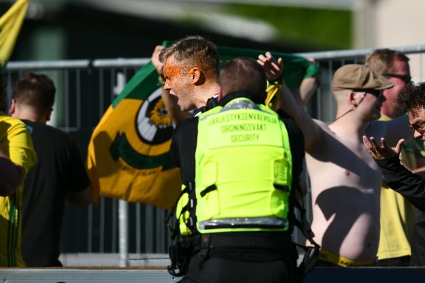 Ilveksen fani sai kovaa kohtelua järjestyksenvalvojilta.