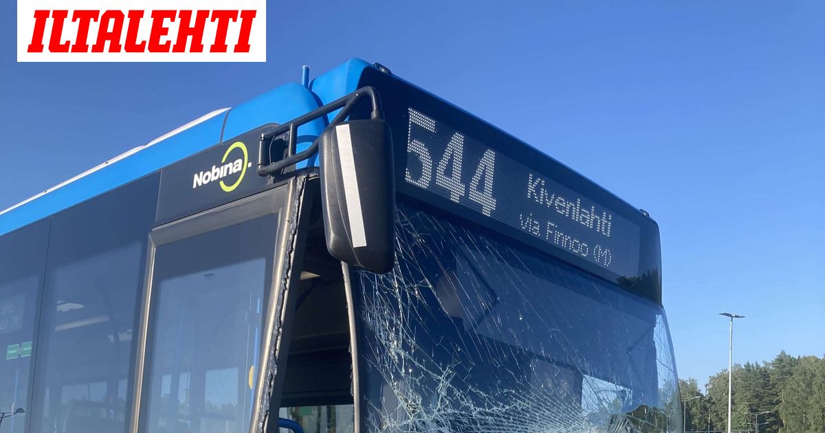 Espoossa bussin ja henkilöauton kolari – Video näyttää törmäyksen voiman