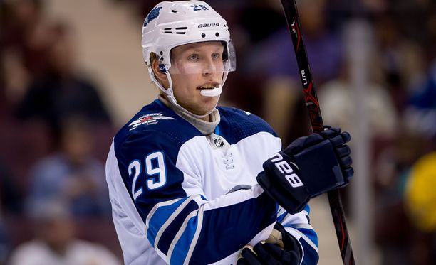 Winnipeg Jetsin Patrik Laine valittiin odotetusti NHL:n viime viikon ykköstähdeksi.