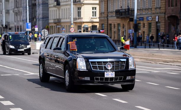 Presidenttiä kuljettanut The Beast vuosi sitten Varsovassa.