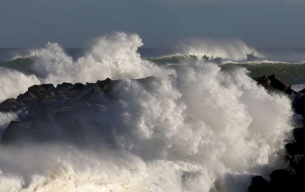 Iso aalto Atlantilla Espanjassa helmikuussa 2016.