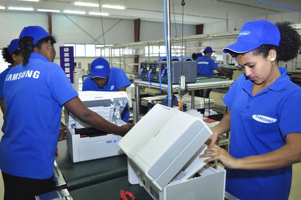 Samsung Electronicsin työntekijöitä tehtaassa Etiopian Bahir Darissa.