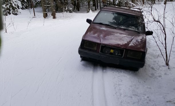Auto jätettiin hiihtoladulle Vantaalla.