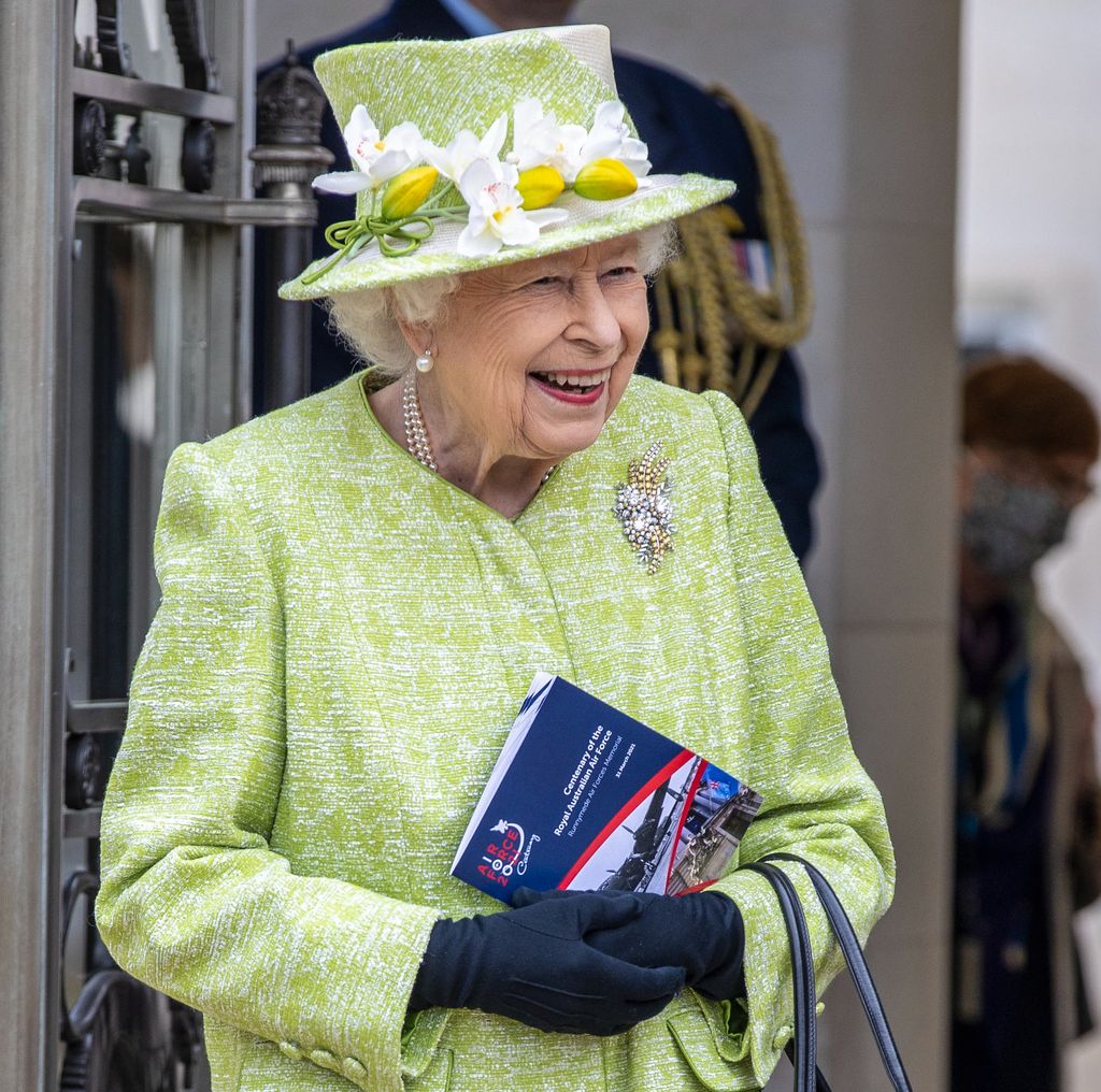 Kuningatar Elisabet nähtiin ensimmäistä kertaa aikoihin ilman maskia – kasvoilla iloinen hymy