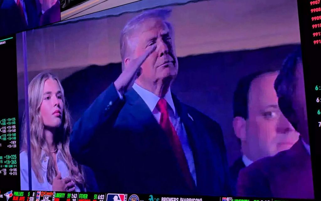 Trump heijastettiin tauluille NBA-ottelussa  – Yle