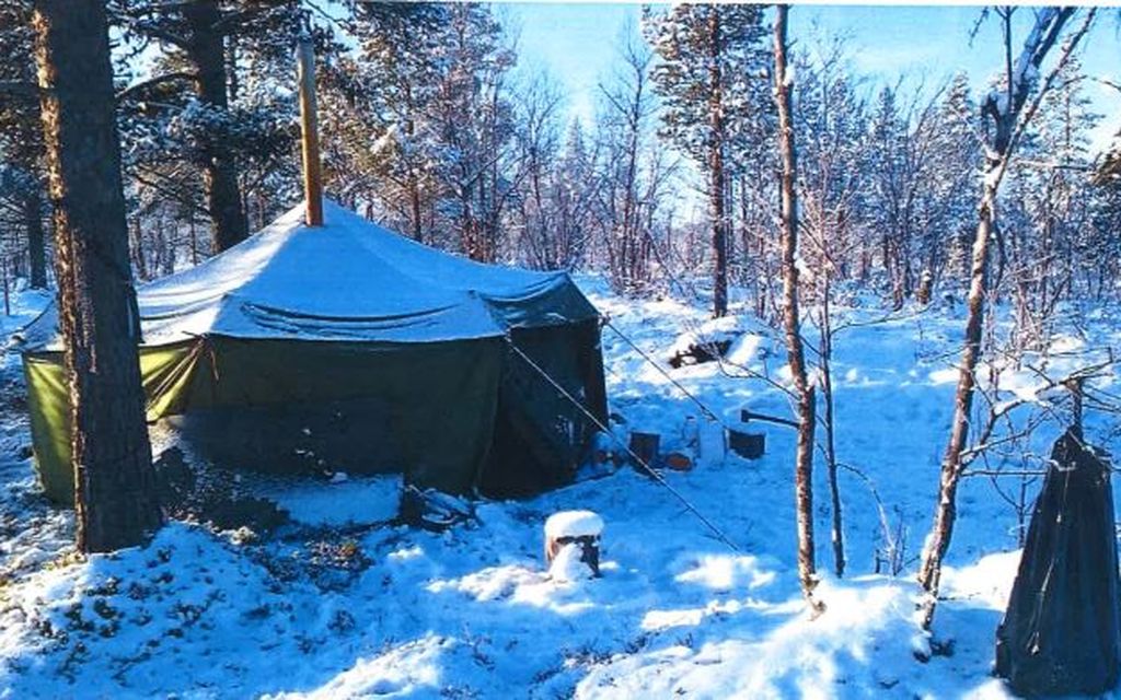 Erävalvoja löysi laittoman leirin Lemmenjoelta — jäljet kertoivat rikoksista