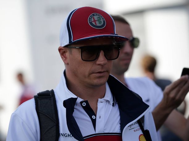 Kimi Räikkönen hajotti autonsa ulosajossa.
