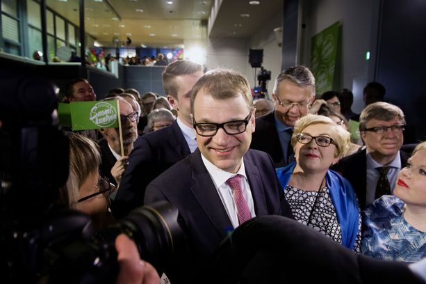 Keskustapuolueen puheenjohtaja Juha Sipilä iloitsi eduskuntavaalien voitosta vuonna 2015. Puolueen teemana oli tuolloin Suomi kuntoon!