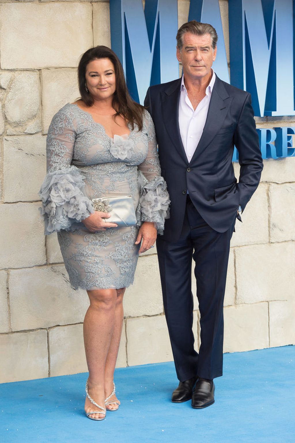 Pierce Brosnanin muodokas Keely-vaimo keräsi katseita punaisella matolla - saapuivat käsi kädessä Mamma Mia! -ensi-iltaan