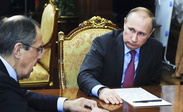 Tässä Putinin työhuoneessa pidetyssä tapaamisessa päätettiin joukkojen vetämisestä Syyriasta. Putinin taustalla näkyvää esinettä on luultu silityslaudaksi.