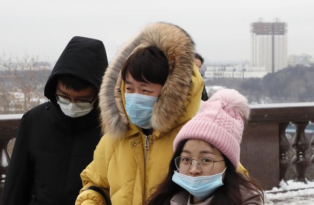 Kiinalaiset turistit Moskovassa käyttivät hengityssuojaa. 