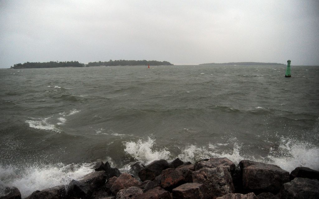 Myrsky saavutti rannikon – Neljän metrin aallot, huomenna iskevät jopa 25 m/s puuskat