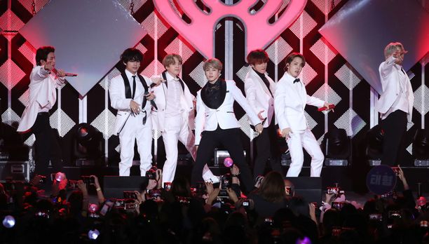 BTS eli V, J-Hope, RM, Jin, Jimin, Jungkook ja Suga kuvattuna keikalla Los Angelesissa joulukuussa. 
