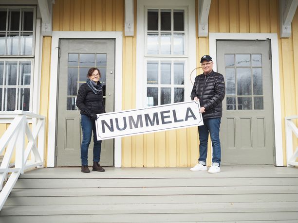 Sisko ja Terho Marttinen asuvat talossa, joka on määrittänyt nimen koko Nummelan kylälle. Nummela sai nimensä asemarakennuksen mukaan.