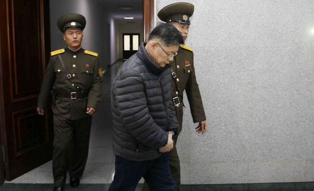 Torontolaispappi Hyeon Soo Lim matkalla kuulemaan tuomionsa Pjongjangissa joulukuussa 2015.