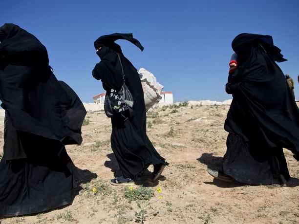 Naiset pakenevat Baghouzin kaupungista väliaikaiseen leiriin ennen päätymistään Al-Holin leiriin. Kuvan naiset eivät liity artikkelin henkilöihin.