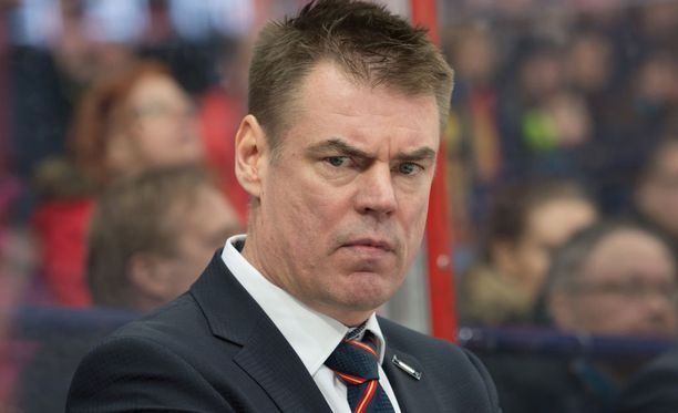 Jokerien apuvalmentaja Raimo Helminen vaatii pelaajia menemään aiempaa röyhkeämmin vastustajan maalille.