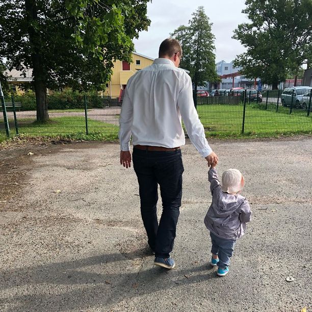 ”Pieniä askelia pienelle ihmiselle, mutta suuri harppaus perheellemme”, Antti Lindtman kirjoitti Instagramissa julkaisemansa kuvan yhteyteen, jossa saattaa 2-vuotiasta tytärtään päiväkotiin.