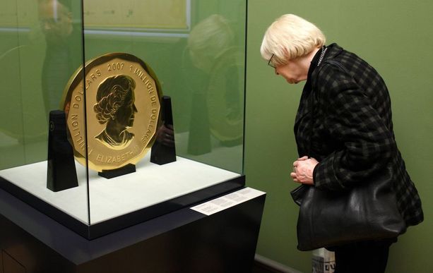 Varastetun kolikon on halkaisija on 53 senttiä, paksuus kolme senttiä ja siinä on Englannin kuningatar Elisabet II:n kuva.