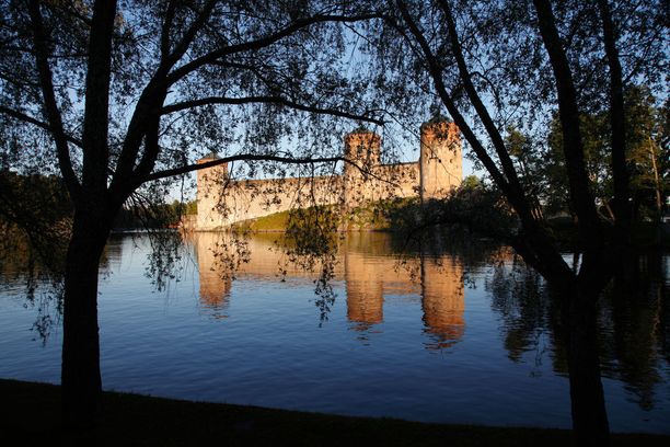 Olavinlinna on suosittu matkailukohde. Esimerkiksi vuonna 2013 kävijöitä oli noin 86 000.