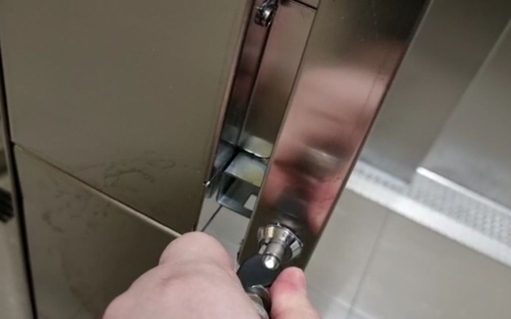 Lukijan video: Koneen hissin sähkökaappi aukeaa omilla avaimilla – Kone perustelee turvalli­suudella