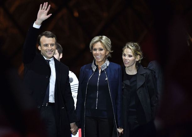 Emmanuel Macron, Brigitte Macron ja Tiphaine Auziere juhlivat yhdessä presidentinvaalien voittoa toukokuun alussa 2017.