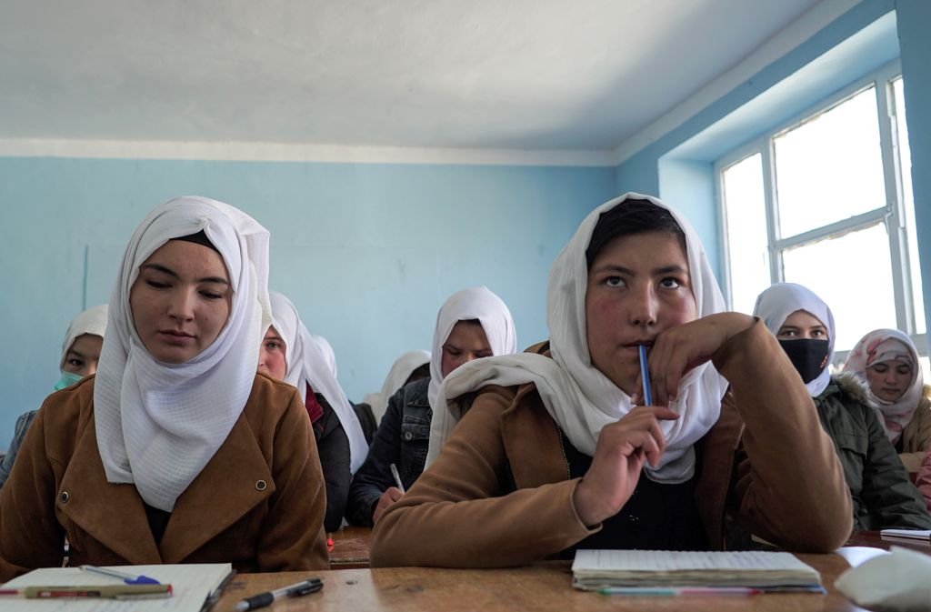 Tytöt pääsivät palaamaan kouluihin Afganistanissa – parin tunnin päästä Taliban pyörsi päätöksensä