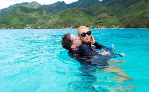 Kuvat: Paris Hilton ja Carter Reum nauttivat luksushää­matkasta – mutta eivät todellakaan kaksin