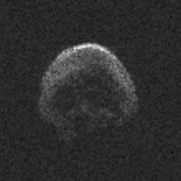  2015 TB145 -asteroidi paljastui tuoreimmissa tutkakuvissa pääkallon muotoiseksi.