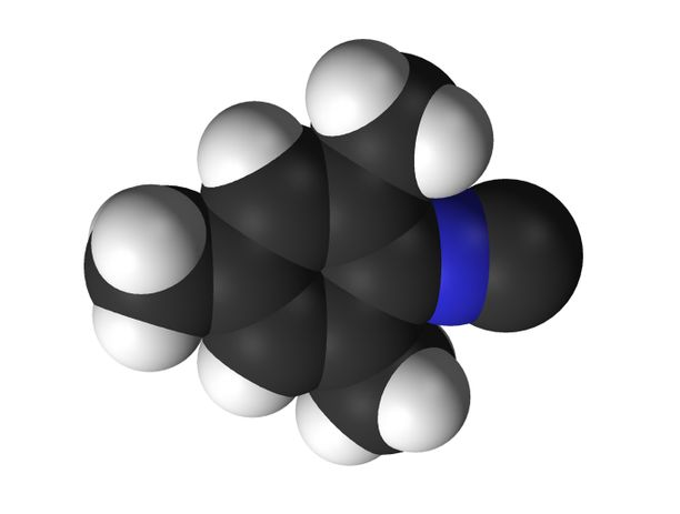 Haisee hirveältä. Kuvassa molekyylimalli 2,4,6-trimetyyli-isosyanidista, jota venäläistutkijat käyttivät työssään.